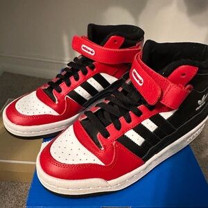 Women’s Adidas high tops size 5 never worn original packing